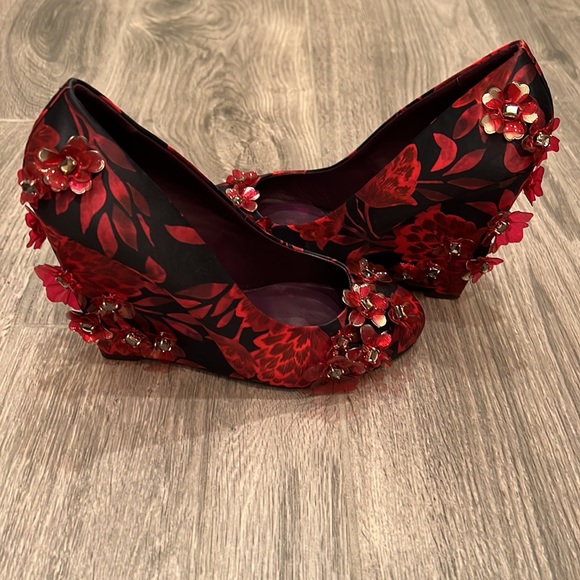 HP 9/30🔥🔥Tory Burch satin wedges. Amazing dimensional detail. Almost new. - Picture 14 of 17